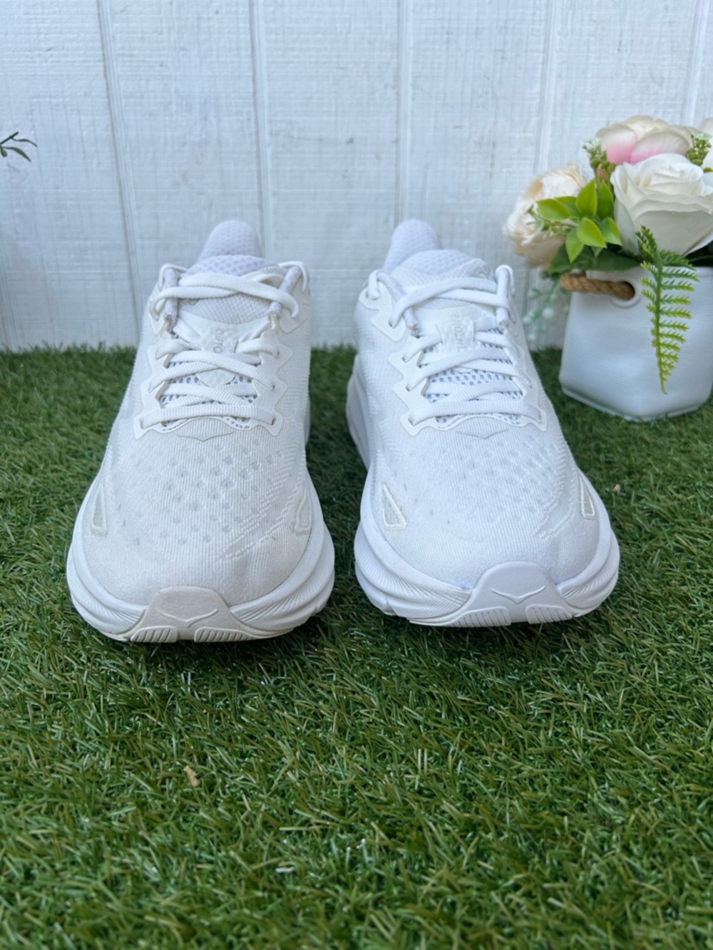 HOKA Clifton 9 EVERYDAY RUNNING women Shoes
size 7.5 White / White gently used - Picture 11 of 16